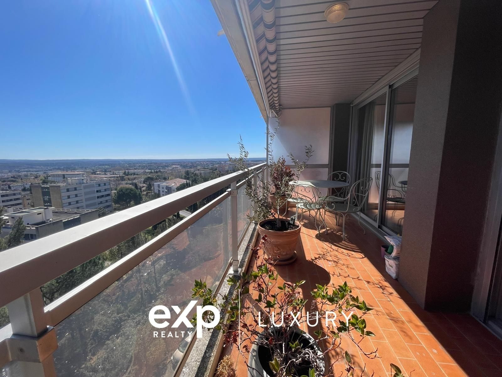 APPARTEMENT 104 M2 - DERNIER ETAGE - VUE PANORAMIQUE - CV A PIEDS